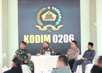 Bupati Pakpak Bharat, Franc Bernhard Tumanggor, menghadiri Rapat Koordinasi (Rakor) pelaksanaan Pengadaan Tanah Pembangunan PLTMH Kombih III, di Aula Kodim 0206/Dairi, Kamis (11/5/2023).