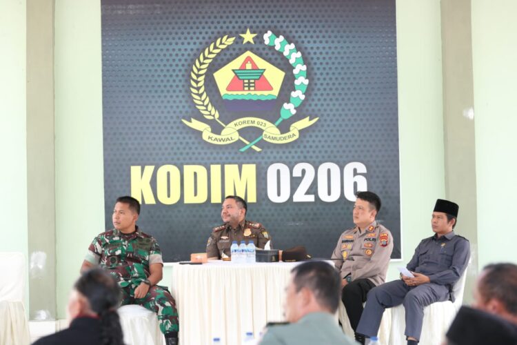 Bupati Pakpak Bharat, Franc Bernhard Tumanggor, menghadiri Rapat Koordinasi (Rakor) pelaksanaan Pengadaan Tanah Pembangunan PLTMH Kombih III, di Aula Kodim 0206/Dairi, Kamis (11/5/2023).