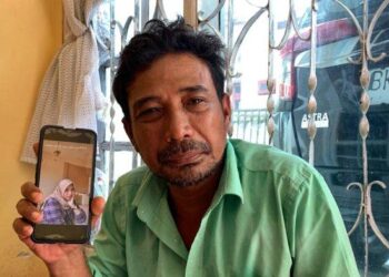 Pariono, menunjukkan foto anaknya mahasiswi USU yang tewas di rumah orangtua angkatnya di Komplek Rivera, Kecamatan Medan Amplas, Senin (8/5/2023). Tribun Medan/Alfiansyah