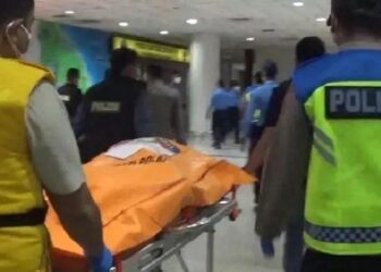 Mayat perempuan yang ditemukan membusuk di bawah lift Bandara Kualanamu saat dievaluasi. (Rahmad Hidayat/ANTARA)