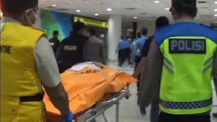 Mayat perempuan yang ditemukan membusuk di bawah lift Bandara Kualanamu saat dievaluasi. (Rahmad Hidayat/ANTARA)