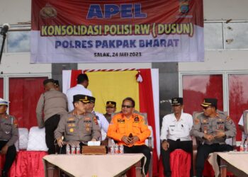 Sekretaris Daerah Pakpak Bharat, Jalan Berutu, S.pd, MM, dan Kapolres Pakpak Bharat saat mengikuti Apel Gabungan dan Gelar Pasukan Satuan Tugas Pengendalian Kebakaran Hutan dan Lahan Kabupaten Pakpak Bharat.