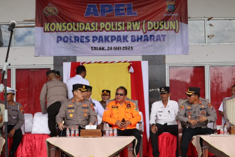 Sekretaris Daerah Pakpak Bharat, Jalan Berutu, S.pd, MM, dan Kapolres Pakpak Bharat saat mengikuti Apel Gabungan dan Gelar Pasukan Satuan Tugas Pengendalian Kebakaran Hutan dan Lahan Kabupaten Pakpak Bharat.