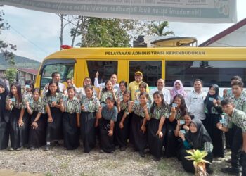 Foto bersama Bupati Pakpak Bharat usai menerima KTP Elektronik di SMA Negeri 1 STTU Julu.