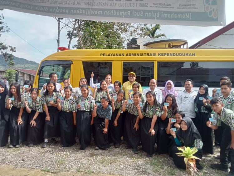 Foto bersama Bupati Pakpak Bharat usai menerima KTP Elektronik di SMA Negeri 1 STTU Julu.