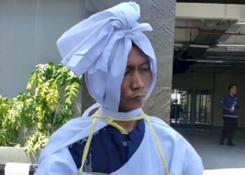 Rian Antoni (40) mendatangi Polda Sumsel menggunakan kostum pocong. (Foto: Dede Febriansyah)