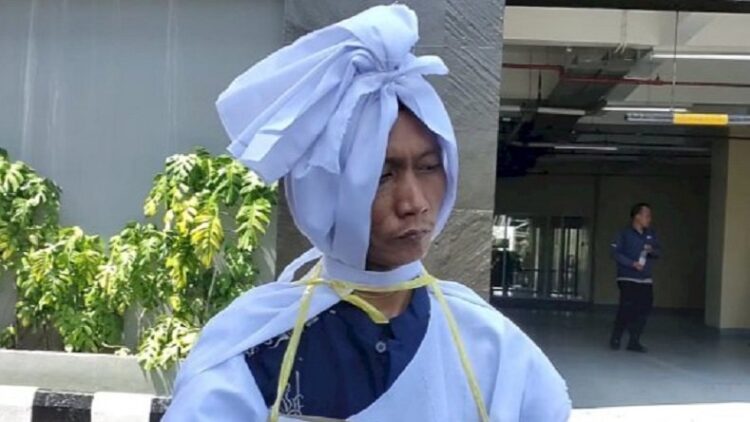 Rian Antoni (40) mendatangi Polda Sumsel menggunakan kostum pocong. (Foto: Dede Febriansyah)
