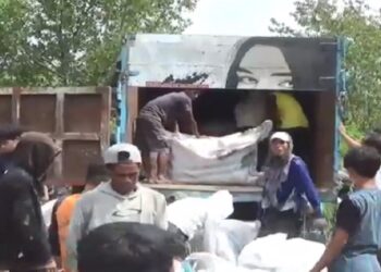 Truk Muatan Ballpress Pakaian Bekas Ilegal Dijarah Warga di Batubara (Foto: iNews/Faldy Pelka)