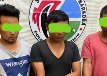 3 laki-laki masing-masing MLP , 36 (36) warga porsea , JFP (34) warga Laguboti dan CH (36) warga Balige yang berada digerebek poliisi sat sedang asyik menggunakan sabu di Balige, Kamis (4/5/2023). Istimewa