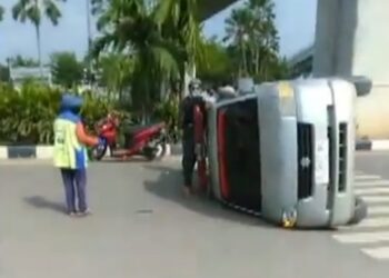 Mobil ambulans terbalik usai terlibat kecelakaan dengan city car di lampu merah arah Bandara Sukarami Palembang. Foto: Tangkapan Layar