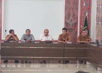 Bupati Humbang Hasundutan (Humbahas), Dosmar Banjarnahor, SE, yang diwakili Plt. Asisten Perekonomian dan Pembangunan, Drs. John Harry, M.MA, saat membuka sosialisasi sistem aplikasi Progress Report Pengendalian Pembangunan (PRP2), di Kabupaten Humbang Hasundutan, Selasa (16/5/2023).