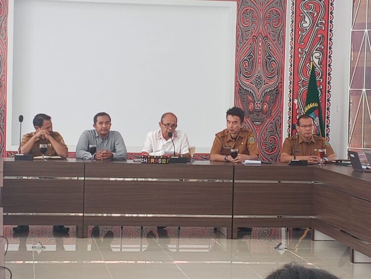 Bupati Humbang Hasundutan (Humbahas), Dosmar Banjarnahor, SE, yang diwakili Plt. Asisten Perekonomian dan Pembangunan, Drs. John Harry, M.MA, saat membuka sosialisasi sistem aplikasi Progress Report Pengendalian Pembangunan (PRP2), di Kabupaten Humbang Hasundutan, Selasa (16/5/2023).