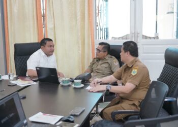 Bupati Pakpak Bharat, Franc Bernhard Tumanggor bersama Plt. Kepala Dinas Perumahan Rakyat dan Kawasan Permukiman (Perkim) Pakpak Bharat, Maringan Bancin, ST, MT, saat menemui Kepala BPKHTL I Medan, di Medan, Senin (22/05/2023).