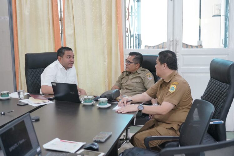 Bupati Pakpak Bharat, Franc Bernhard Tumanggor bersama Plt. Kepala Dinas Perumahan Rakyat dan Kawasan Permukiman (Perkim) Pakpak Bharat, Maringan Bancin, ST, MT, saat menemui Kepala BPKHTL I Medan, di Medan, Senin (22/05/2023).