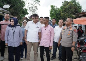 Kapolres Tanjungbalai bersama Hinca Panjaitan  saat menjemput warga terdampak Narkoba dari Pusat Rehab.
