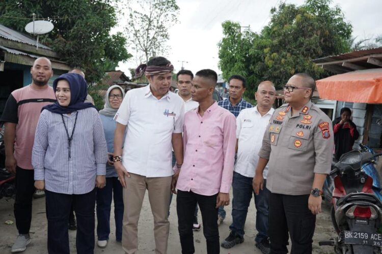 Kapolres Tanjungbalai bersama Hinca Panjaitan  saat menjemput warga terdampak Narkoba dari Pusat Rehab.