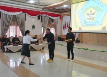 Bupati Pakpak Bharat, Franc Bernhard Tumanggor, ketika menyerahkan SK PPPK bagi 60 tenaga kesehatan