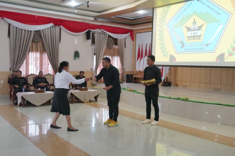 Bupati Pakpak Bharat, Franc Bernhard Tumanggor, ketika menyerahkan SK PPPK bagi 60 tenaga kesehatan