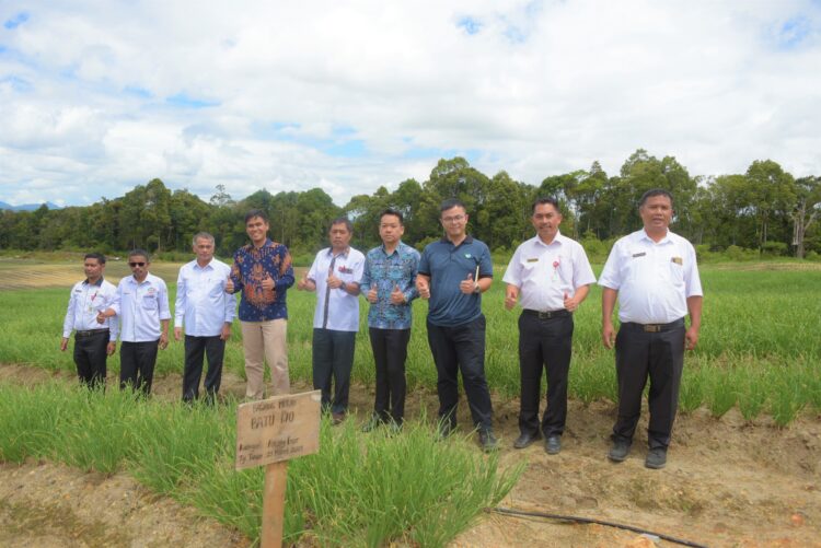 Foto bersama disela acara penanaman bawang merah pertama untuk areal 5 Ha, Rabu (17/5/2023), di percontohan Poktan Sinar Jaya.