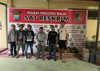 Foto tersangka saat diperlihatkan petugas.