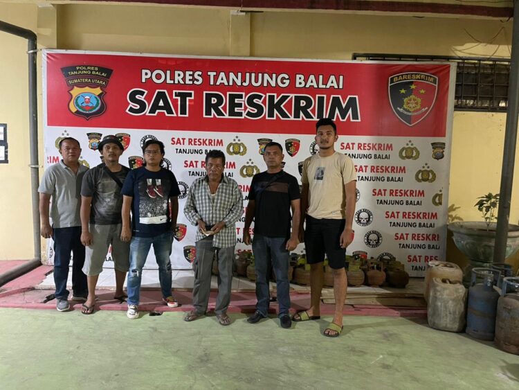 Foto tersangka saat diperlihatkan petugas.