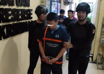 Tersangka PH, kepala madrasah diniyah yang mencabulan 9 murid digelandang petugas Polres Labuhanbatu. (FOTO: IKANG AMANDA)