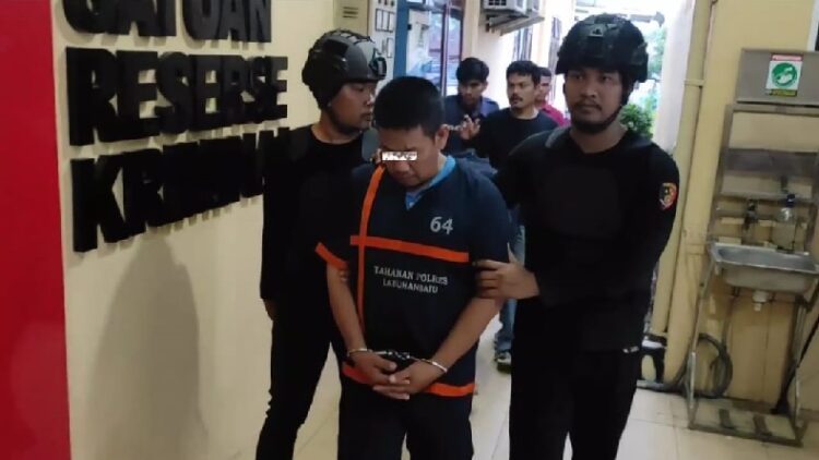 Tersangka PH, kepala madrasah diniyah yang mencabulan 9 murid digelandang petugas Polres Labuhanbatu. (FOTO: IKANG AMANDA)