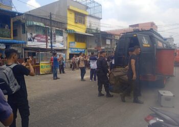 Tim Jibom evakuasi benda diduga bahan peledak di depan toko/Foto: Istimewa