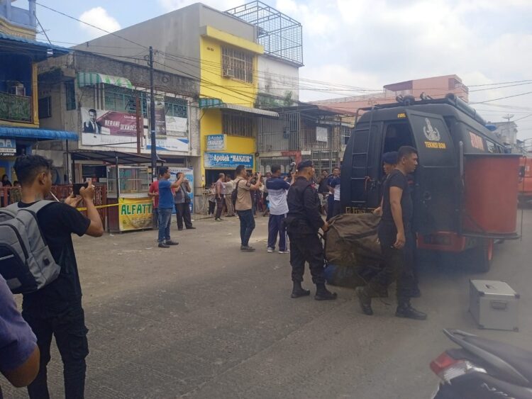 Tim Jibom evakuasi benda diduga bahan peledak di depan toko/Foto: Istimewa