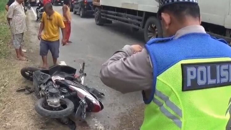 Kecelakaan maut terjadi di Dusun IV, Desa Binjai, Kabupaten Serdang Bedagai, Sumatera Utara, Kamis (18/5/2023). (Foto: Abdullah Sani Hasibuan).