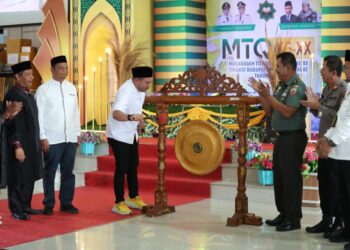 Bupati Pakpak Bharat, Franc Bernhard Tumanggor saat membuka Musabaqah Tilawatil Quran (MTQ) ke-XX tingkat Kabupaten Pakpak Bharat, Rabu (03/05/2023), di Aula Balai Diklat BKPSDM, Desa Cikaok, Kecamatan Sitellu Tali Urang Julu.