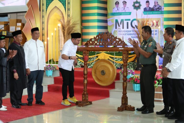Bupati Pakpak Bharat, Franc Bernhard Tumanggor saat membuka Musabaqah Tilawatil Quran (MTQ) ke-XX tingkat Kabupaten Pakpak Bharat, Rabu (03/05/2023), di Aula Balai Diklat BKPSDM, Desa Cikaok, Kecamatan Sitellu Tali Urang Julu.