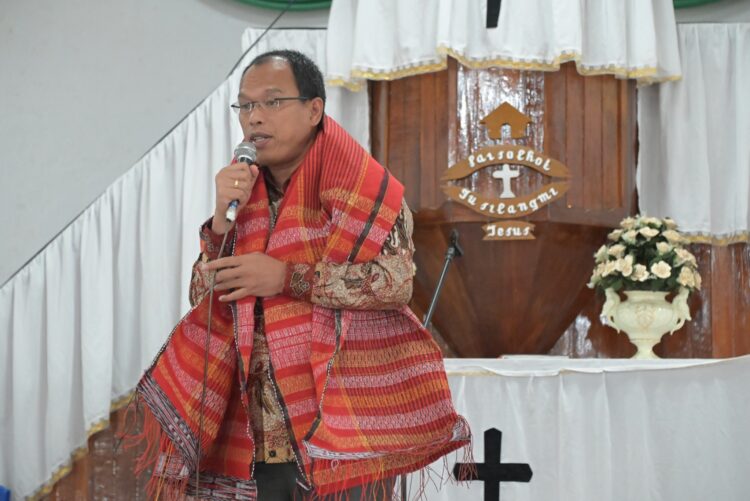 Bupati Humbahas, Dosmar Banjarnahor, SE, saat ikuti kebaktian di HKBP Parsingguran, Kecamatan Pollung, Kabupaten Humbang Hasundutan, Minggu (21/5/2023).