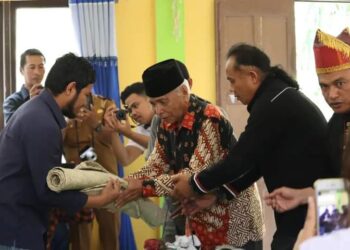 Acara sakral upaya menghormati adat budaya digelar agar pembangunan PLTA Kombih III berjalan lancar, di Kantor Camat Sitellu Talu Urang Jehe.