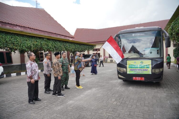 Sebanyak 6 orang  Calon Haji Tahun 2023 asal Kabupaten Pakpak Bharat, diberangkatkan Bupati Pakpak Bharat, Franc Bernard Tumanggor, di Aula Sada Arih Panorama Indah Sindeka Salak, Jumat (26/05/2023).