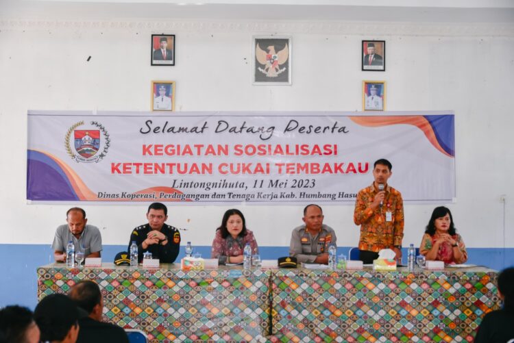 Dinas Koperasi, Perdagangan dan Tenaga Kerja (Kopenaker) Pemerintah Kabupaten Humbahas bekerjasama dengan Bea Cukai Sibolga, melaksanakan sosialisasi Kententuan Cukai Tembakau, Kamis (11/5/2023), di Aula Kantor Camat Lintongnihuta.