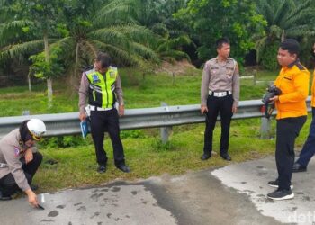Polisi olah TKP tabrakan maut di ruas Tol Medan-Tebing Tinggi. (Foto: Dok. Polres Serdang Bedagai)