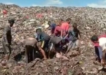 Warga menggali daging di TPA Bengkalis. (Foto: Istimewa)