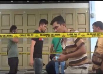Polisi saat melakukan olah TKP duel maut kakak beradik. iNews TV/Junjungan