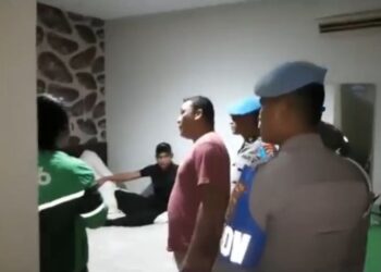 Suami gerebek istri saat dasternya dilucuti seorang anggota polisi selingkuhan di kamar hotel di Kota Kendari, Sulawesi Tenggara, Jumat (5/5/2023) malam. Foto/iNews TV/Febriyono Tamenk