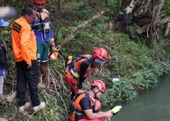 Sekretaris Daerah Pakpak Bharat, Jalan Berutu, S.Pd, MM, bersama Kepala Pelaksana Badan Penanggulangan Bencana Daerah Pakpak Bharat, Augusman Harapan Padang, ST, M.Si, Plt. Asisten Administrasi dan Pembangunan, Sahat Parulian Boangmanalu, S.Pd, MM dan sejumlah pejabat lainnya, turun langsung mengkoordinir seluruh tim pencarian hari ini.