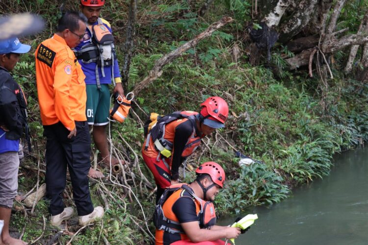 Sekretaris Daerah Pakpak Bharat, Jalan Berutu, S.Pd, MM, bersama Kepala Pelaksana Badan Penanggulangan Bencana Daerah Pakpak Bharat, Augusman Harapan Padang, ST, M.Si, Plt. Asisten Administrasi dan Pembangunan, Sahat Parulian Boangmanalu, S.Pd, MM dan sejumlah pejabat lainnya, turun langsung mengkoordinir seluruh tim pencarian hari ini.