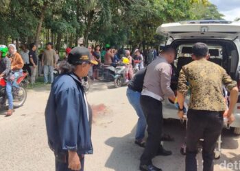 Pemotor tewas terlindas truk usai menghindari jalan berlubang di Asahan, Sumut. (Foto: Perdana Ramadhan/detikSumut)