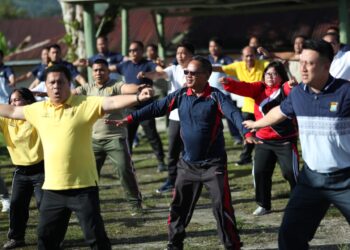 Sekda Pakpak Bharat, Jalan berutu, S.Pd, MM, bersama sejumlah Pimpinan Organisasi Persngkat Daerah (OPD) saat olah raga bersama Polres Pakpak Bharat, di Makoramil Salak, Selasa (02/05/2023).