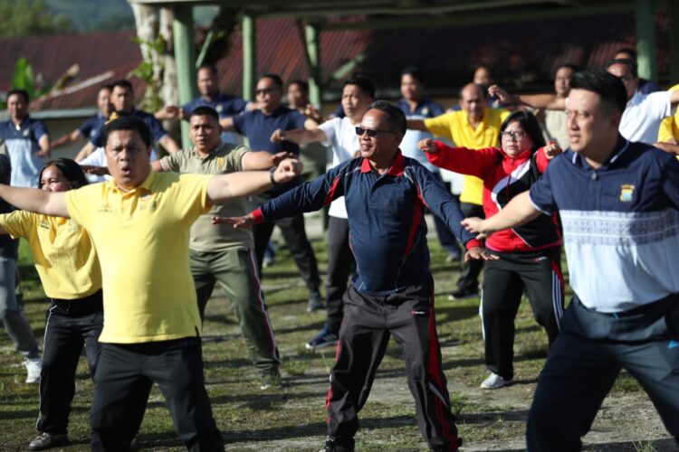 Sekda Pakpak Bharat, Jalan berutu, S.Pd, MM, bersama sejumlah Pimpinan Organisasi Persngkat Daerah (OPD) saat olah raga bersama Polres Pakpak Bharat, di Makoramil Salak, Selasa (02/05/2023).