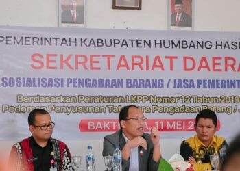 Bupati Humbahas, Dosmar Banjarnahor, SE, saat membuka acara sosialisasi Pengadaan Barang dan Jasa (PBJ) di Desa se-Kecamatan Bhaktiraja, Kamis (11/5/2023), di Aula Kantor Camat Bhaktiraja.