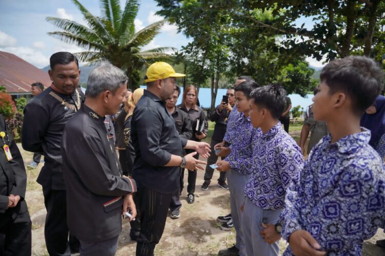 Bupati Pakpak Bharat, Franc Bernhard Tumanggor di hadapan ratusan pelajar di berbagai sekolah di Kecamatan Tinada, Kerajaan dan Sitellu Tali Urang Jehe ketika membagikan Kartu Tanda Penduduk Elektronik bagi para pelajar.