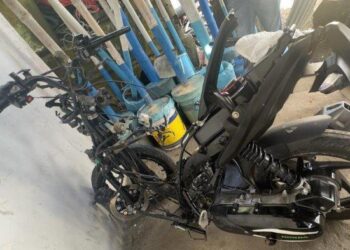 Sepeda motor matic Vario yang dikendarai oleh Muhammad Nazmi korban kecelakaan di Simpang Sei Bejangkar rusak parah.