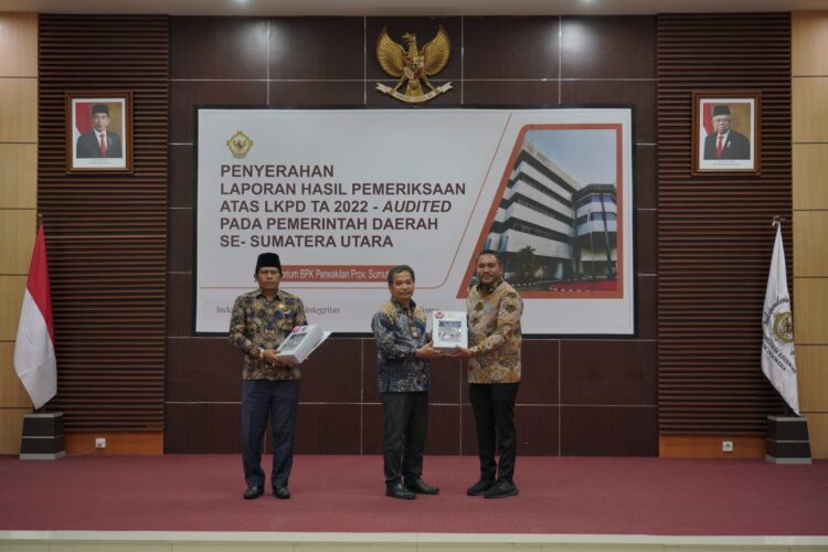 LHP atas LKPD TA 2022 Kabupaten Pakpak Bharat ini, diserahkan langsung oleh Kepala BPK Republik Indonesia Perwakilan Provinsi Sumatera Utara, Eydu Oktain Panjaitan kepada Bupati Pakpak Bharat, Franc Bernhard Tumanggor dan Ketua Dewan Perwakilan Rakyat Daerah (DPRD) Kabupaten Pakpak Bharat, Hotmaramles Tumangger.