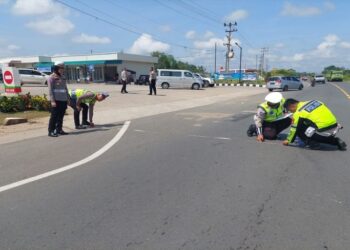 Polisi saat melakukan olah TKP kecelakaan yang menewaskan kepala sekolah. (Ist)